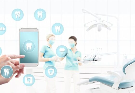 Ortodontista em jaleco branco com modelo de dentes e gráfico de marketing digital no computador, representando o guia prático de marketing digital para ortodontistas.